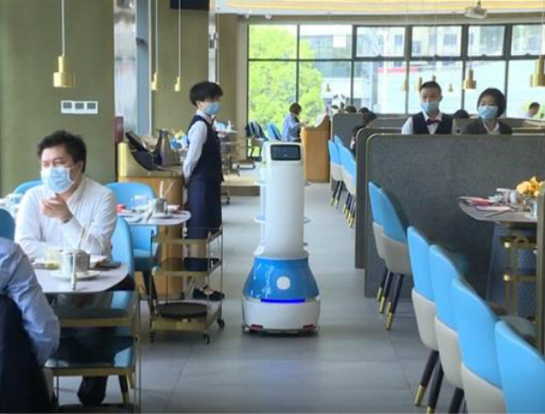 看擎朗送餐机器人“花生”在香港阿杜打边炉的工作日常